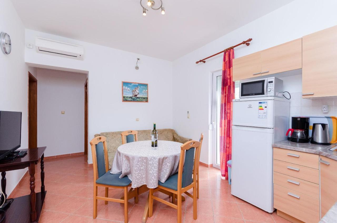 Apartments And Room Ljubica Лопар Экстерьер фото