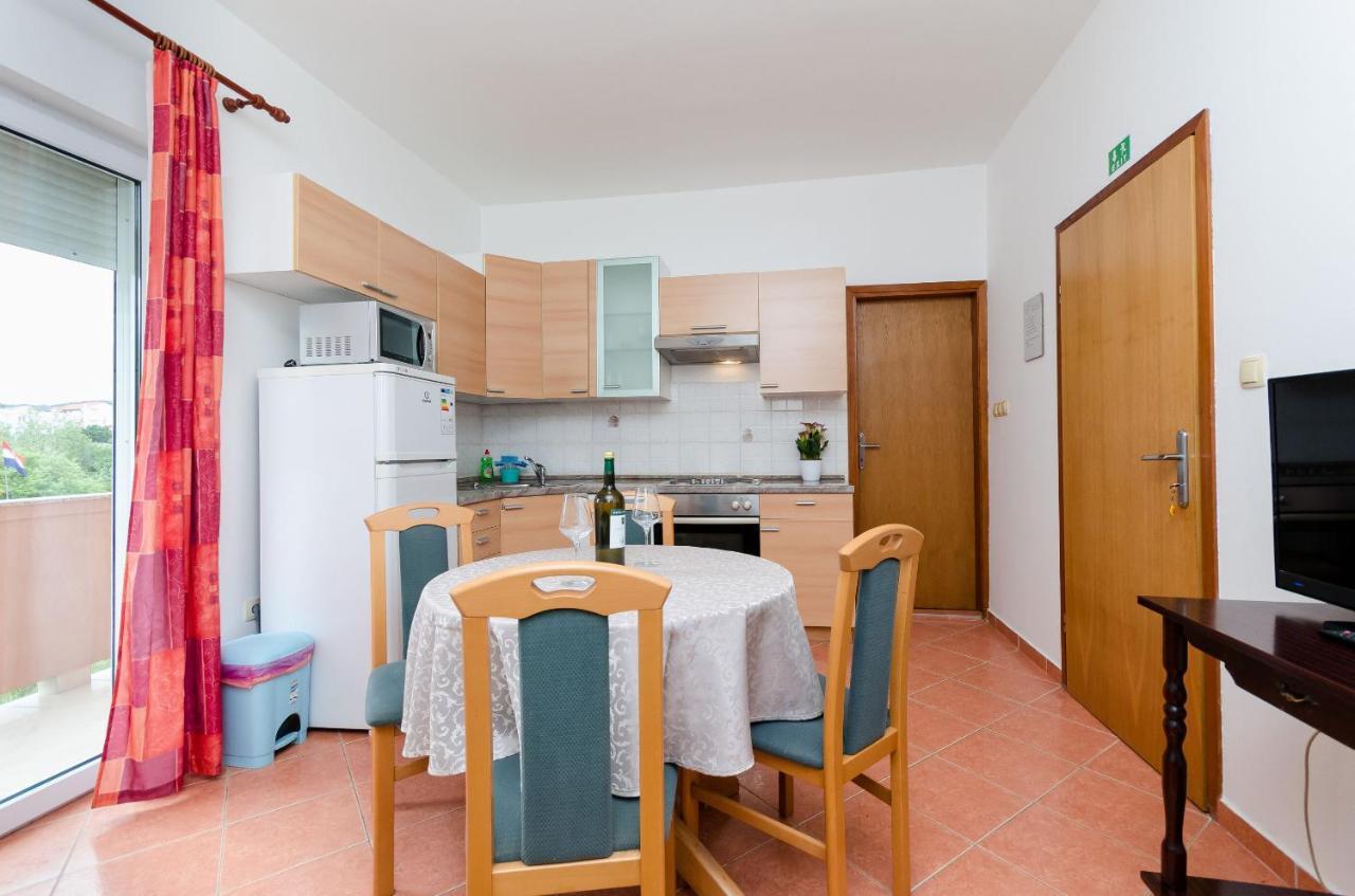 Apartments And Room Ljubica Лопар Экстерьер фото