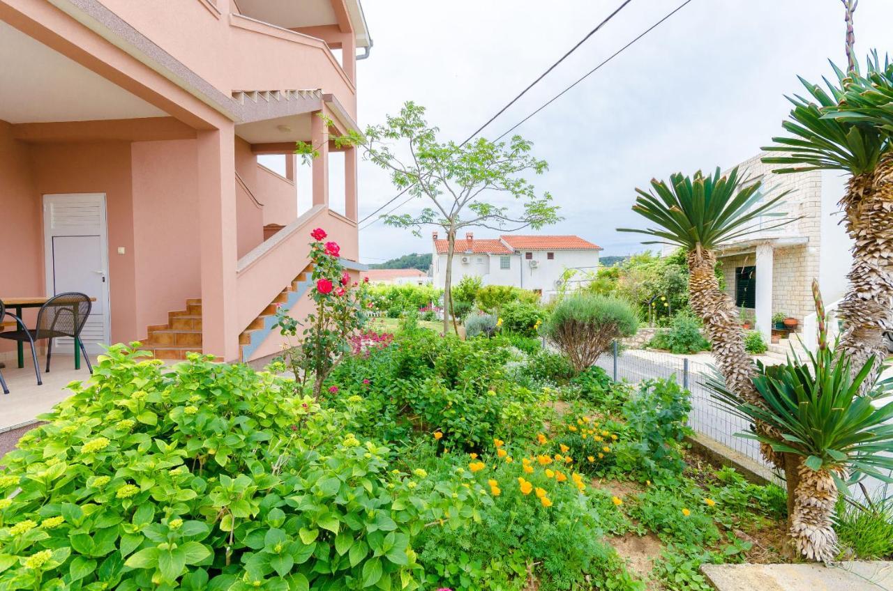 Apartments And Room Ljubica Лопар Экстерьер фото