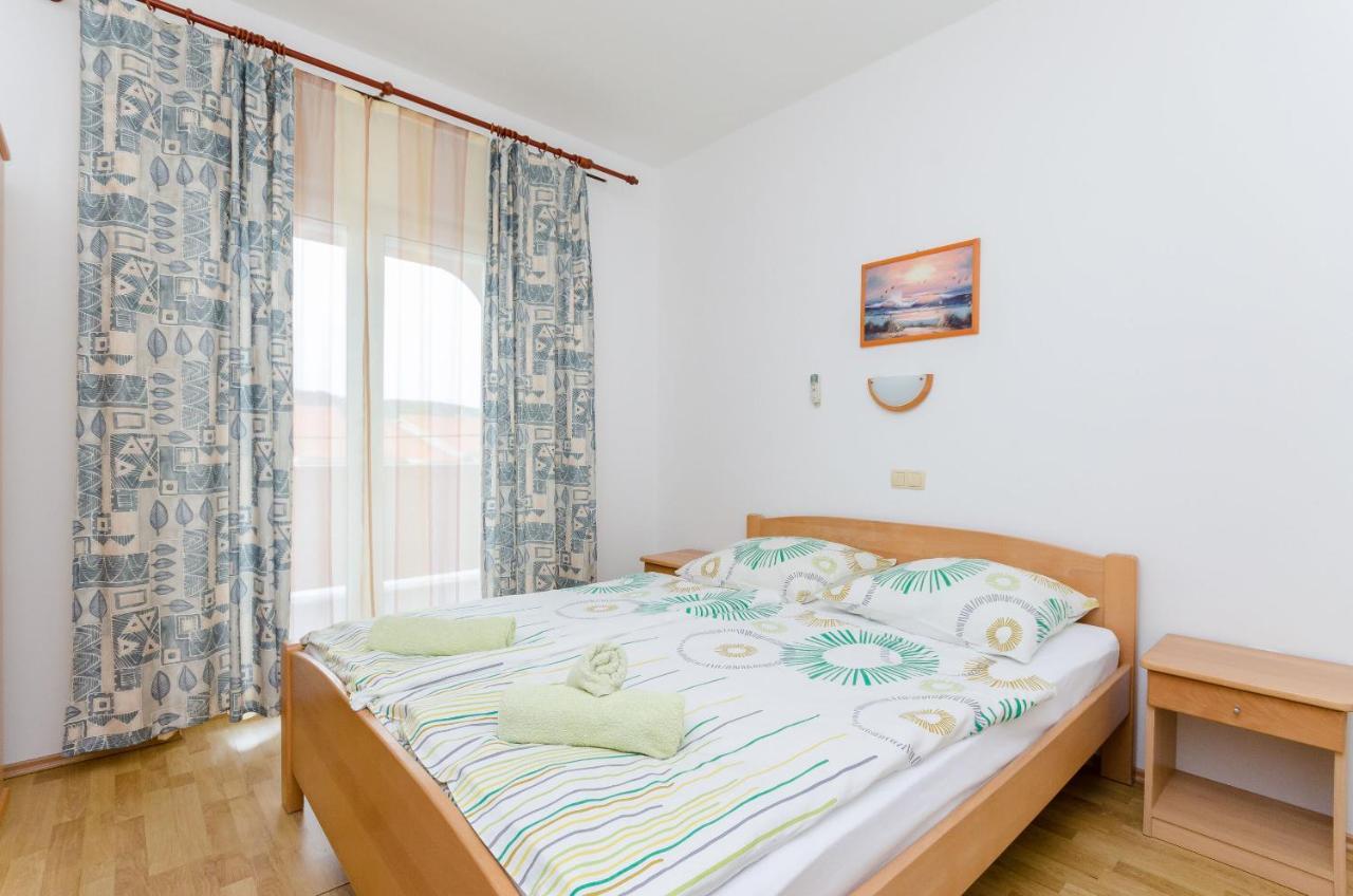 Apartments And Room Ljubica Лопар Экстерьер фото