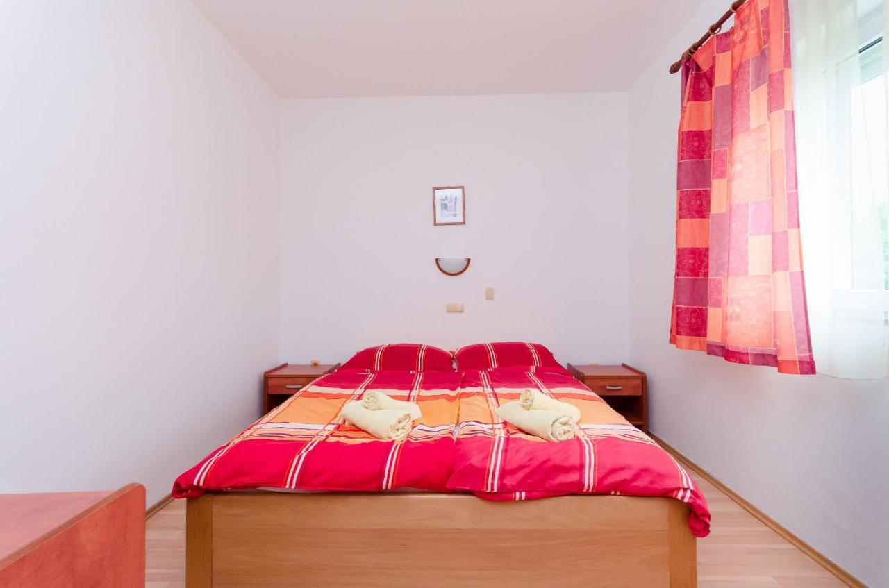 Apartments And Room Ljubica Лопар Экстерьер фото