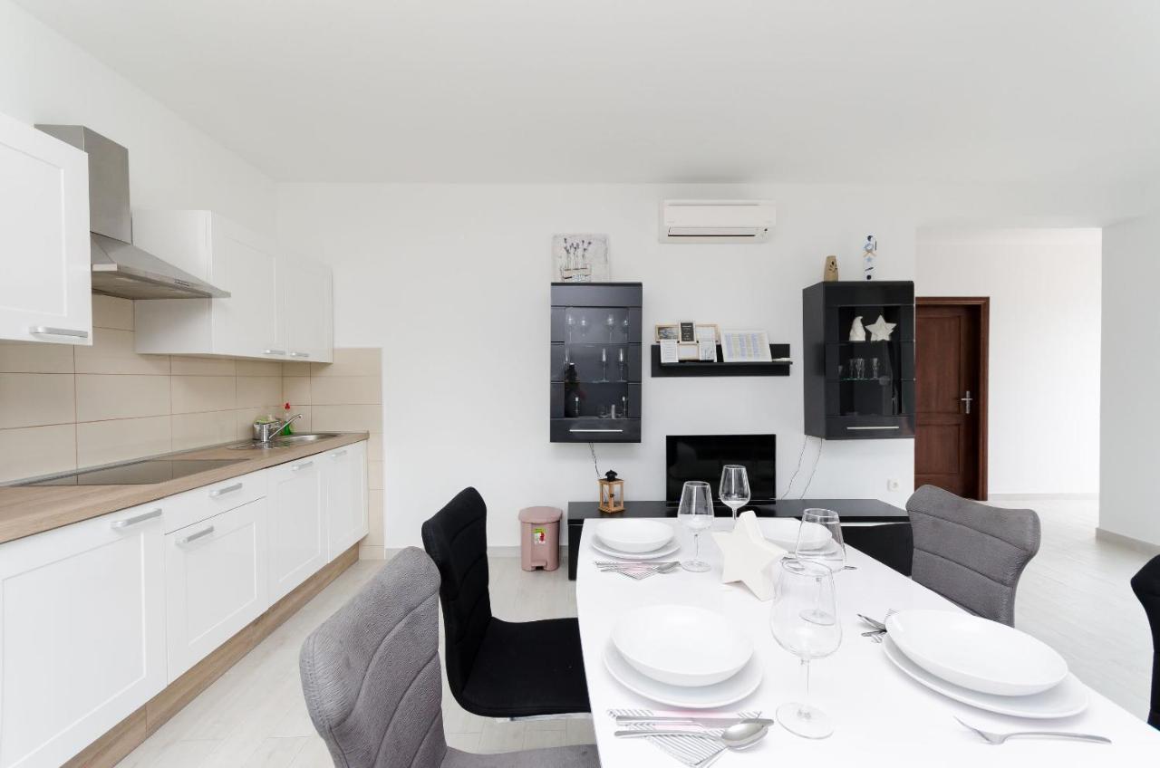 Apartments And Room Ljubica Лопар Экстерьер фото