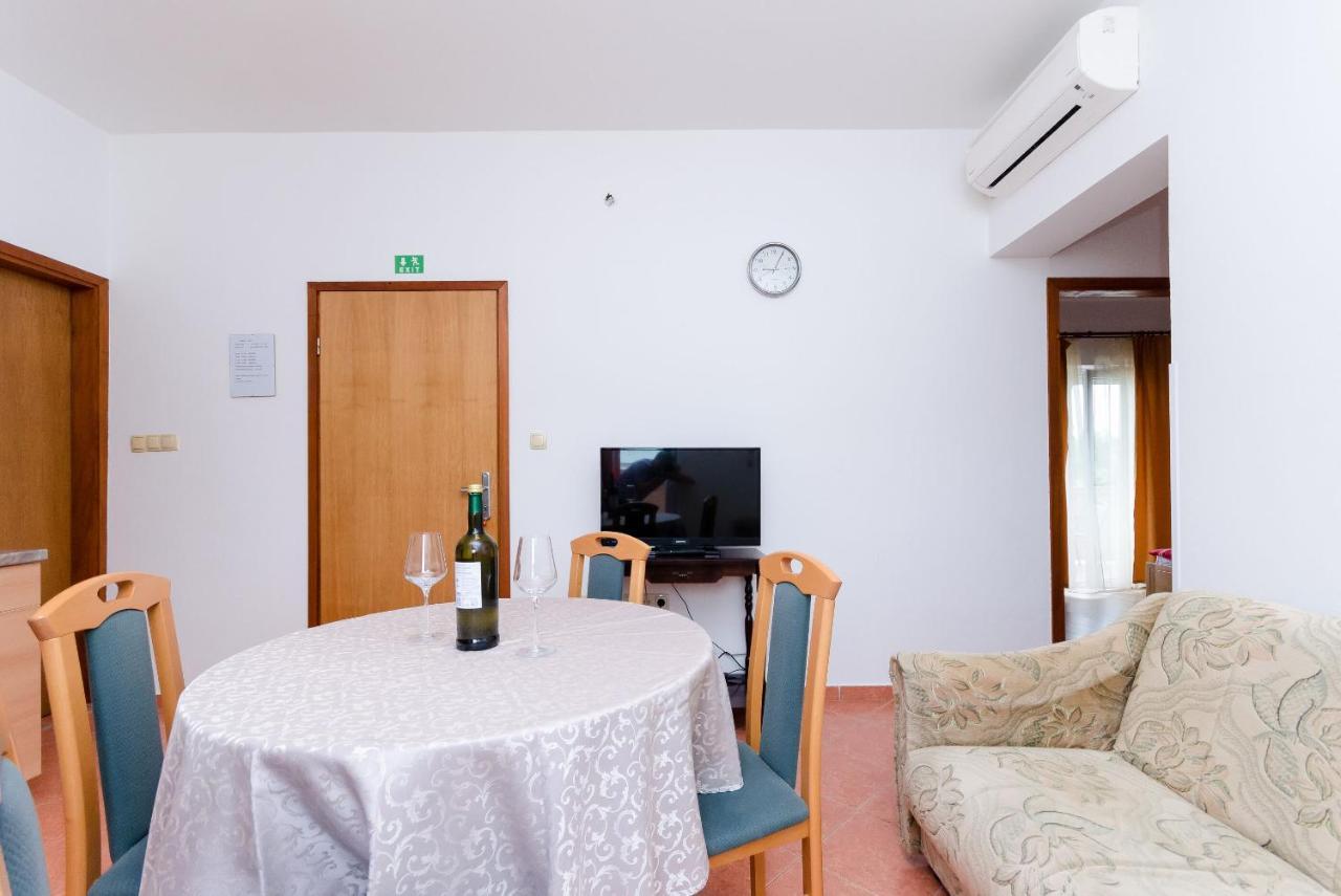 Apartments And Room Ljubica Лопар Экстерьер фото