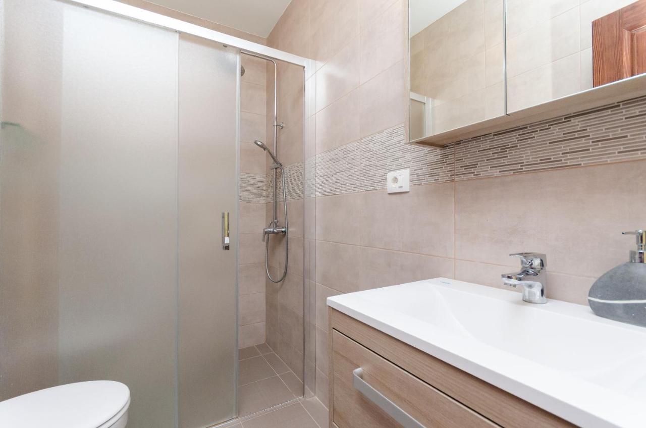Apartments And Room Ljubica Лопар Экстерьер фото